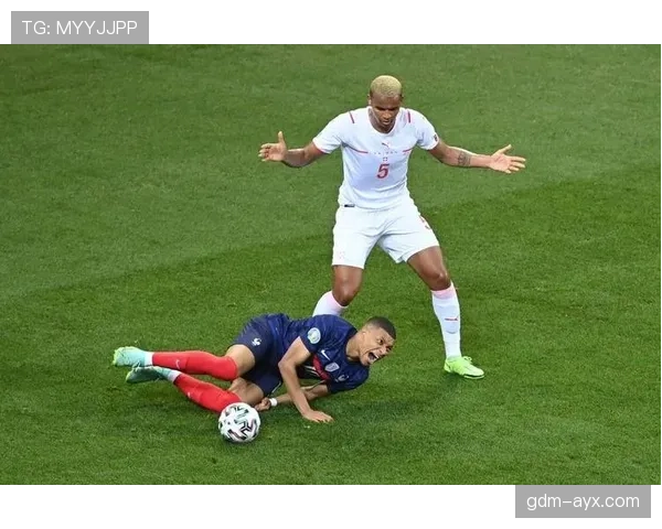 马尔蒂诺执教理念强调控球与高位逼抢，战术体系注重攻守平衡