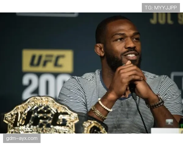 乔恩·琼斯训练完直接啃整只烤鸡，这自律和胃口谁懂啊